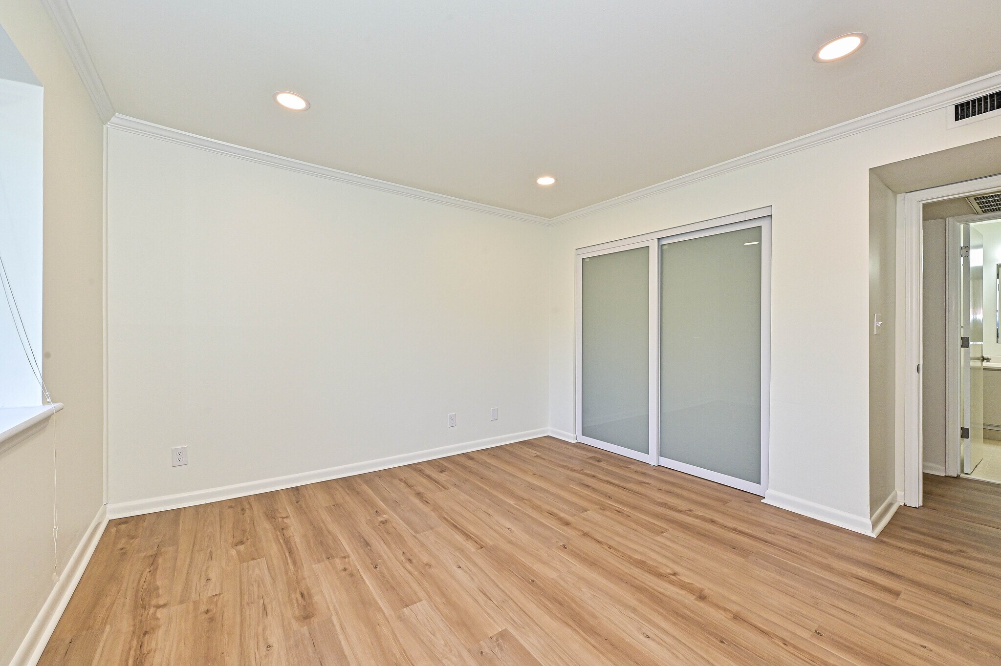 Building Photo - 1323 Queens Rd