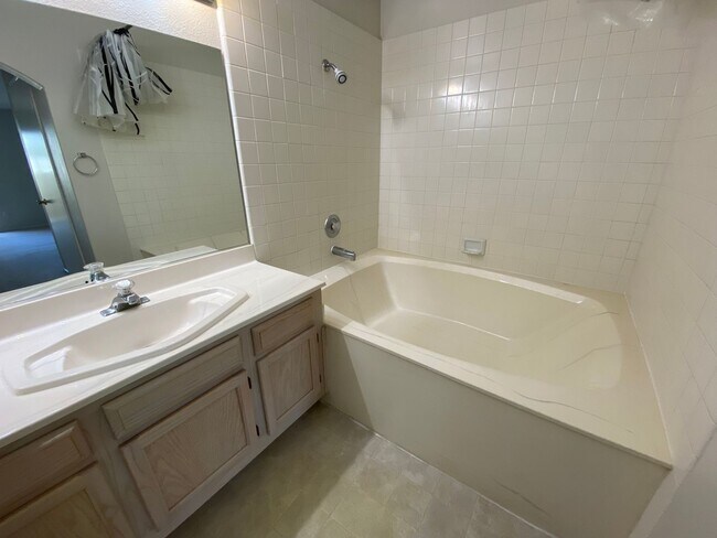 Building Photo - Charming 2Bed/2Bath 1st Floor Condo nestle...
