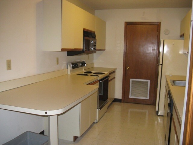 Electric ovenrange and the microwave are included. - 107 Hilltop Dr