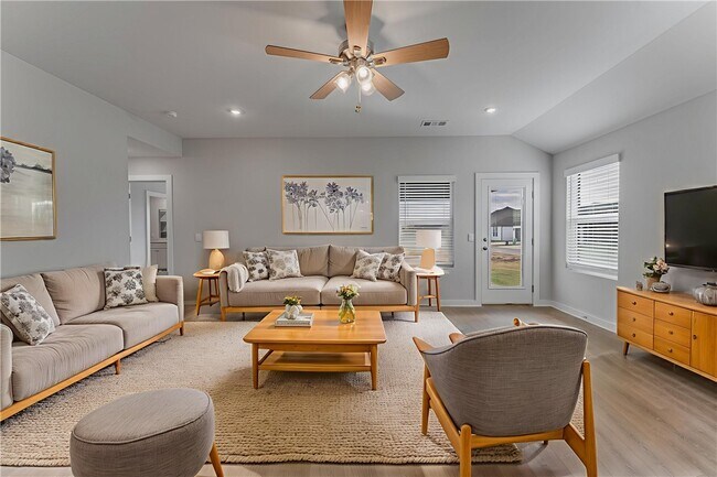 Building Photo - 4695 W Aurora St