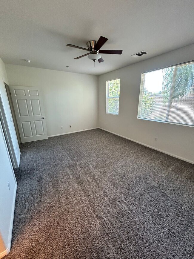 Building Photo - 3 bed 2 car garage condo for rent in Murrieta