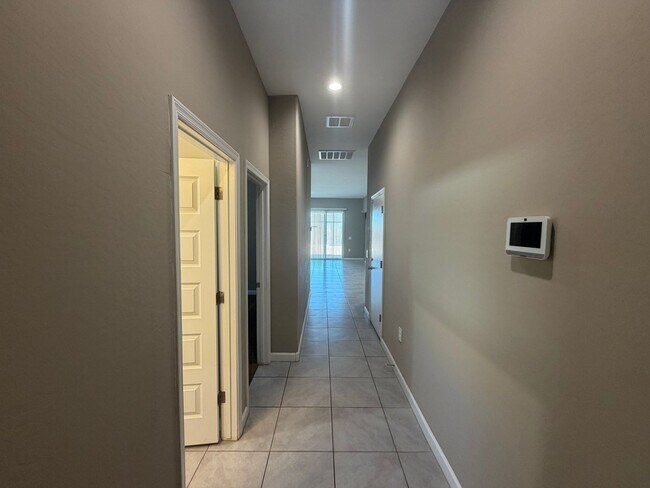 Building Photo - 40916 W Shaver Dr