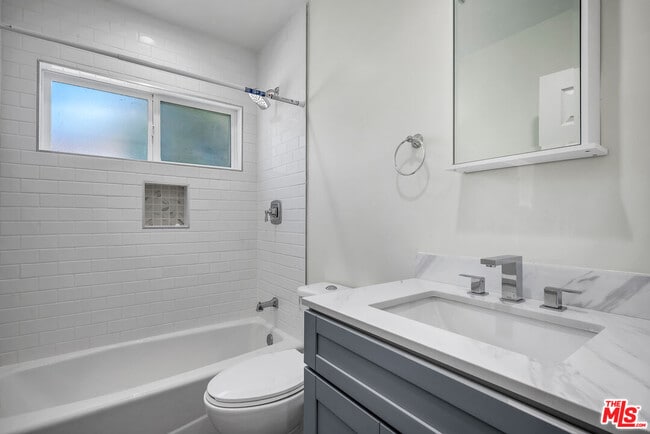 Building Photo - 1105 W 134th St
