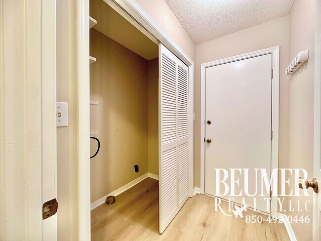 Building Photo - 5027 Shoshone Dr