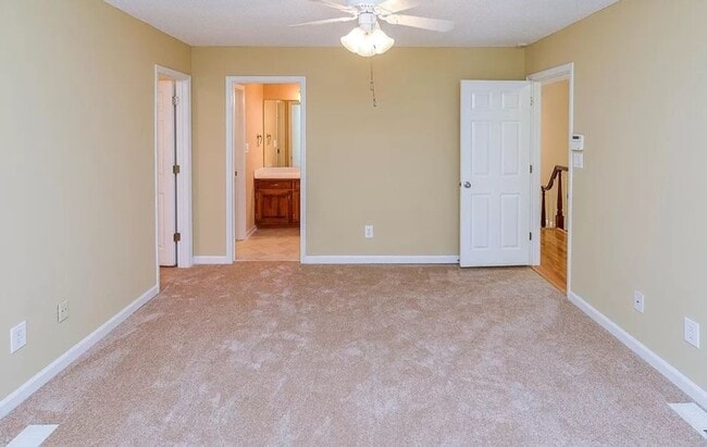 Building Photo - 2 Bed/ 2.5 Bath Townhouse