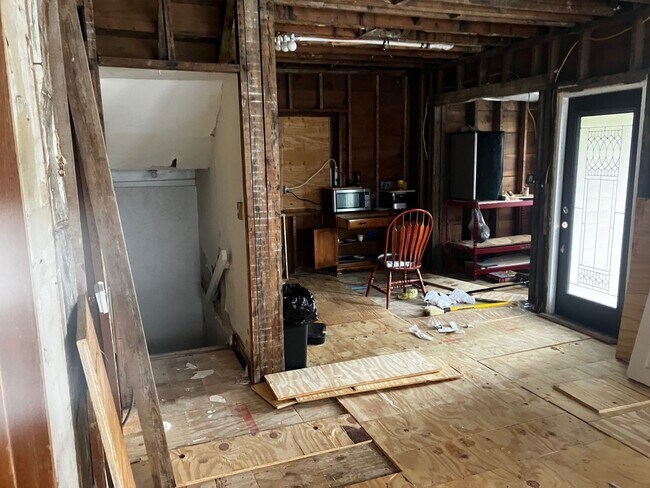 Building Photo - 724 W Fairview Ave