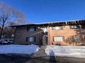 Building Photo - Twin Oaks - 1 Bed 1 Bath - Cozy Apartment