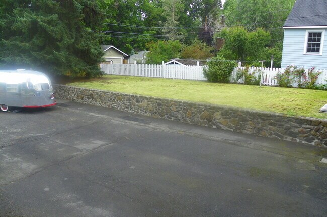 Building Photo - PETS CONSIDERED! Located in Bend's HISTORIC District, Walk to Drake Park! A/C, All Appliances, Ha...