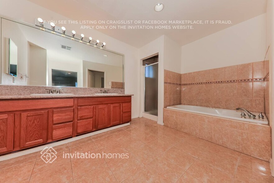 Building Photo - 2642 N Maple Ave