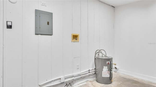 Building Photo - 2128 Sycamore Dr