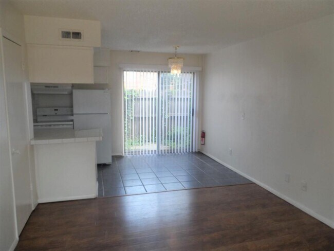 Building Photo - 2504 N Hudson Ave