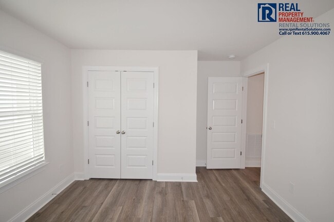 Building Photo - Gorgeous 4 bd home with attached garage! Neighborhood Pool!