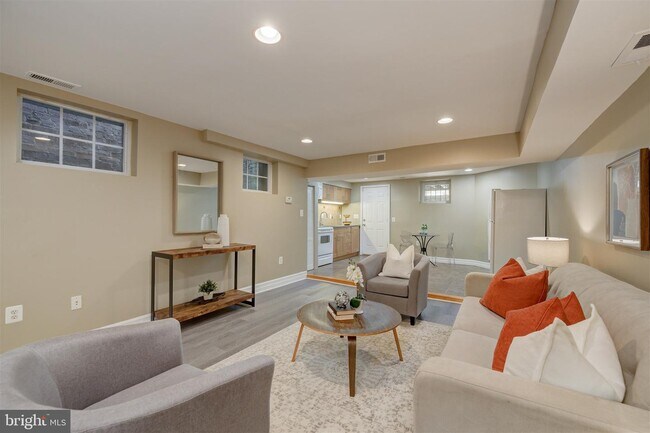 Building Photo - 1215 Otis Pl NW