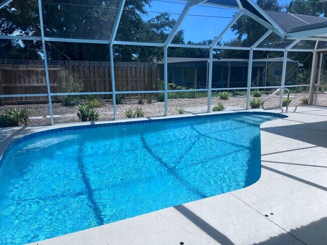 Building Photo - Sleeping Beauty Pool Home in East Venice