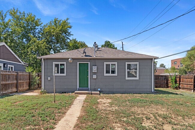 Building Photo - Newly Renovated 2 bed/1 bath home!!