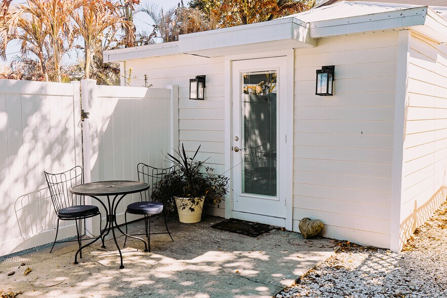 Building Photo - 6007 N Orange Blossom Ave