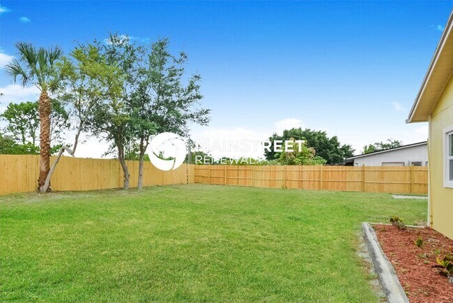 Building Photo - 5 Bedroom Pet-Friendly Home in SANFORD, FL...