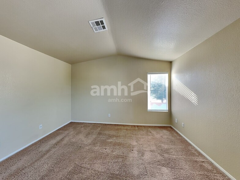 Building Photo - 924 Country Skies Ave