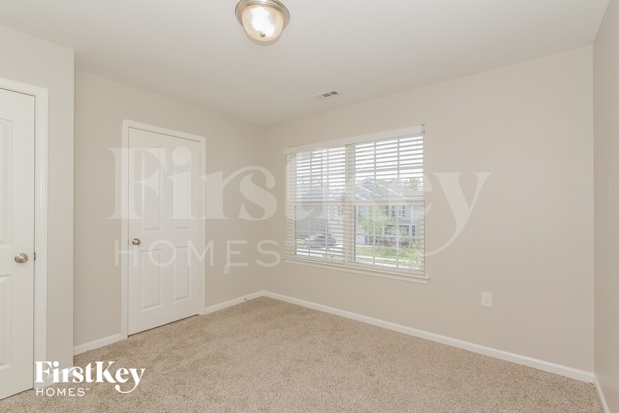 Building Photo - 301 Lind Point Ln