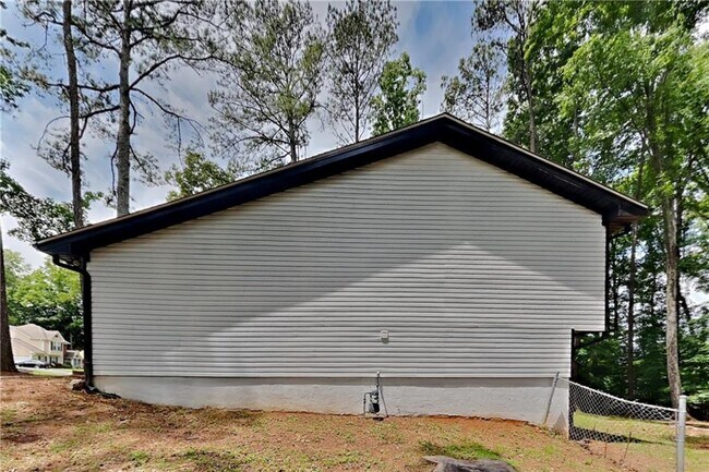 Building Photo - 345 Deerwood Dr