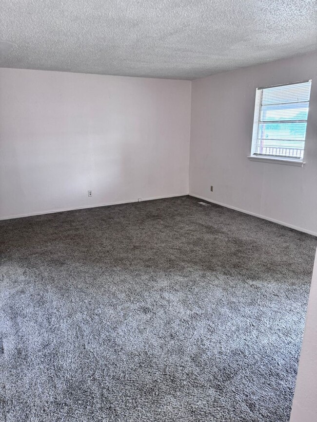 Building Photo - 2 Bedroom 1 Bath Duplex