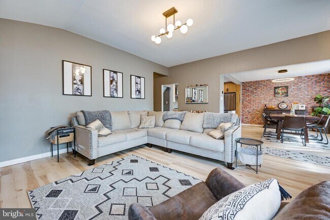 Building Photo - 325 Juniper Dr