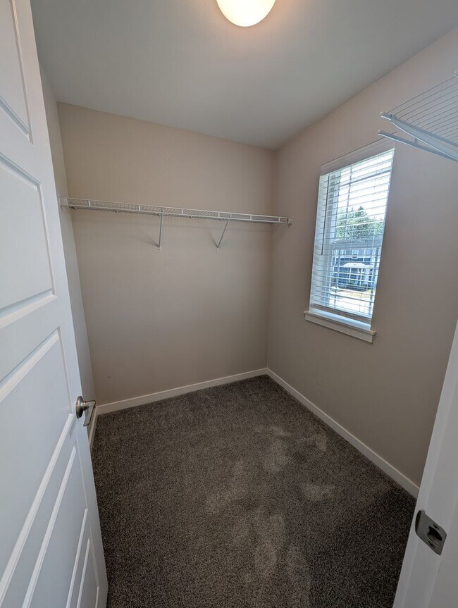 Building Photo - LIKE-NEW 4 bedroom home in Lacey!