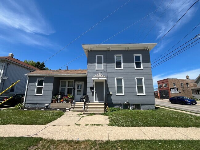 Building Photo - 904 46th St