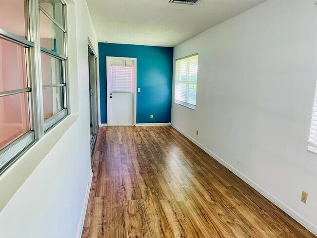 Building Photo - 612 Hummingbird Ln