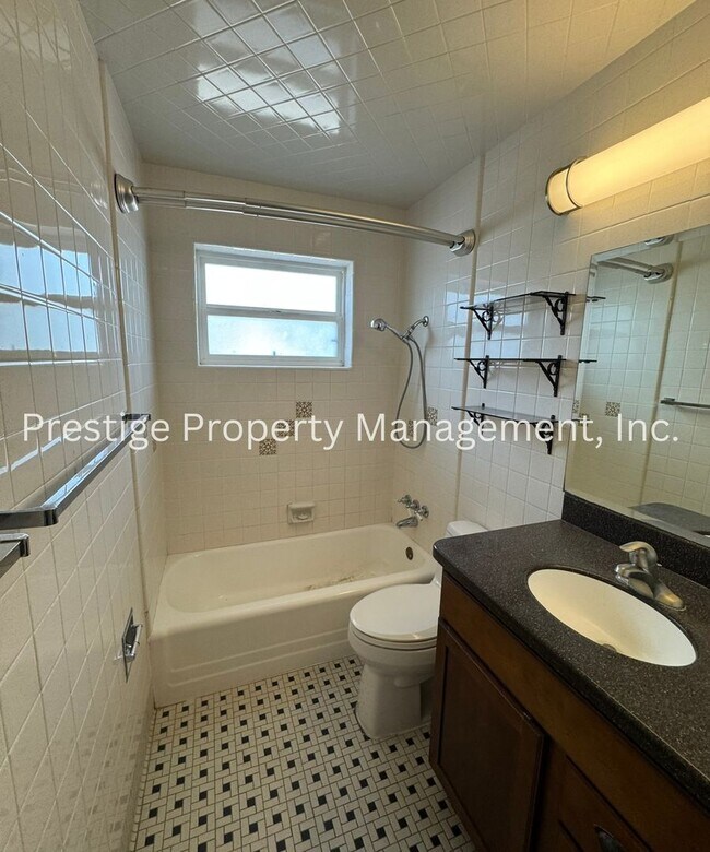 Building Photo - This 4/2 East Side Charmer Wont Last Long!