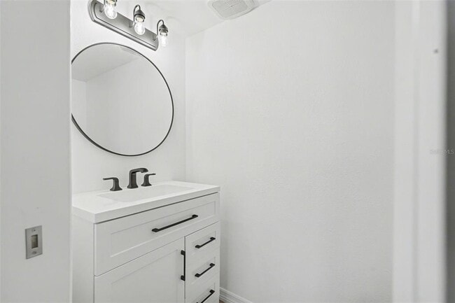 Building Photo - 8828 Bay Pointe Dr