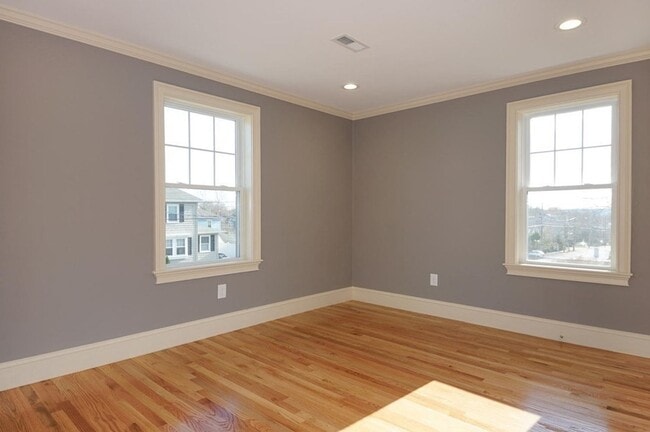 Building Photo - 276 Waverley Ave