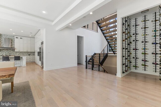 Building Photo - 1513 Oakview Dr