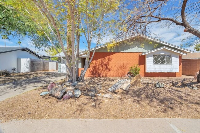 Building Photo - Spacious 3-bedroom, 3-bathroom home with an attached casita located in Scottsdale, AZ