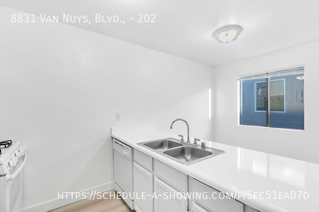 Building Photo - Beautiful updated spacious 1 Bed + 1 Bath ...