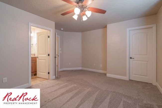 Building Photo - Beautiful Southgate Townhome!