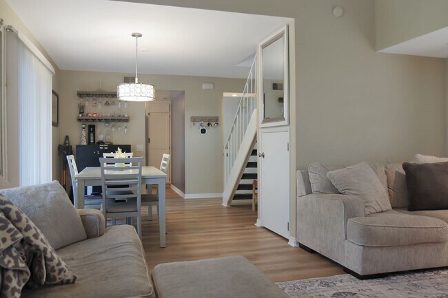 Building Photo - 3 Bedroom Townhome: Prime Location with Pool, Clubhouse and More!