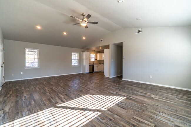Building Photo - Gorgeous 3 Bedroom 2 Bathroom Home in Fort Smith