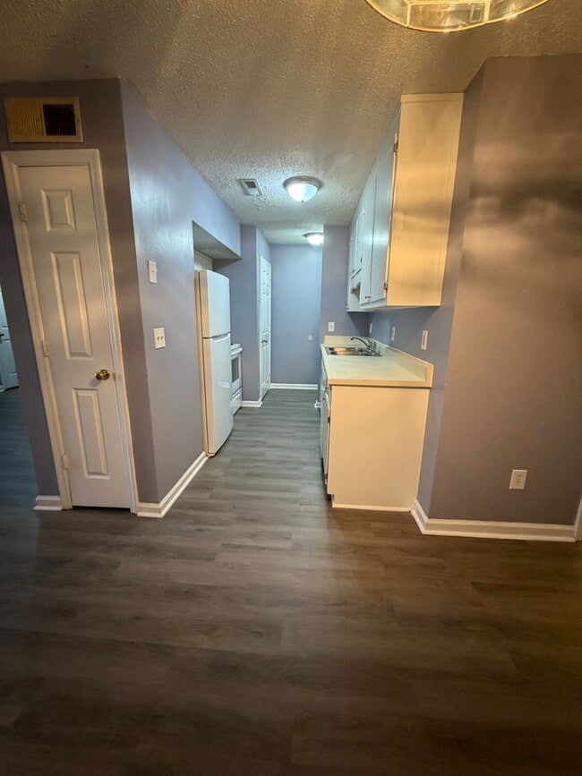 Building Photo - 3 Bd 2 Ba 1200 sq ft Townhouse