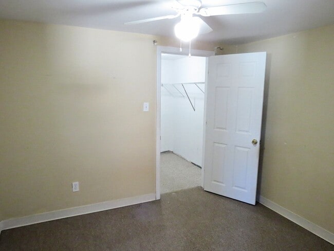 Building Photo - Large Split Level