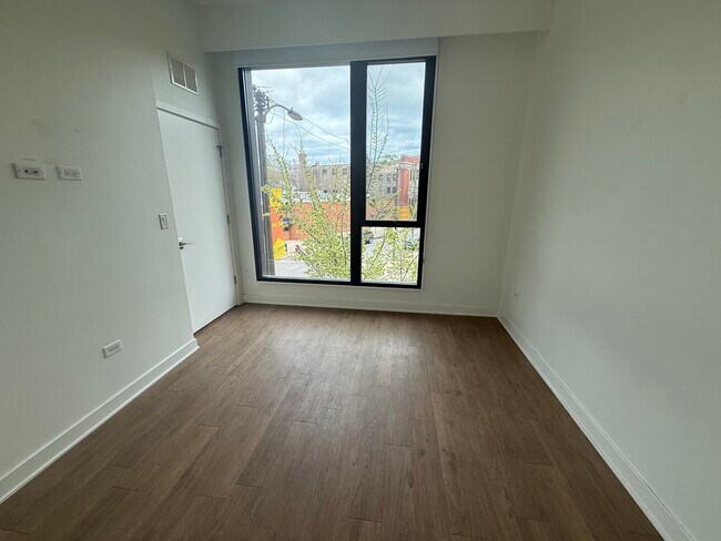 Building Photo - 3462 N Lincoln Ave