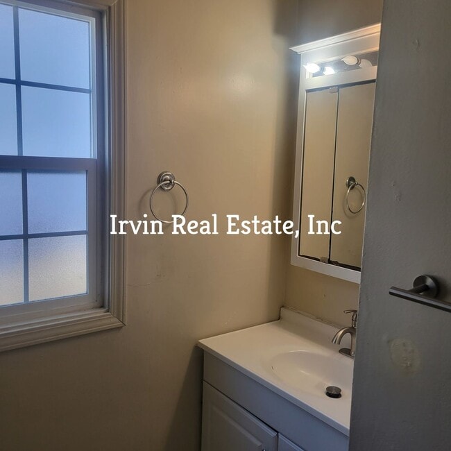 Building Photo - 3 bedroom,1 Bath