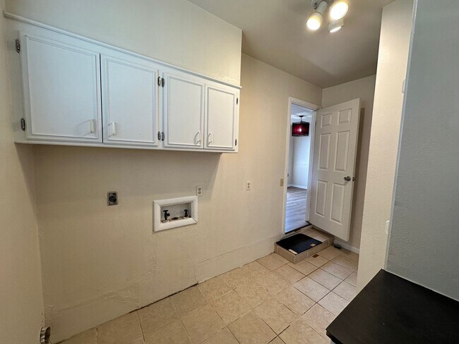 Building Photo - Versatile 3-bedroom, 1.5-bath Home Available in OKC!