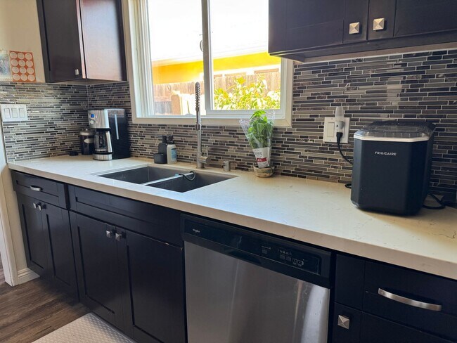 Building Photo - Beautifully Updated 4 Bedroom, 3 Bath Sing...