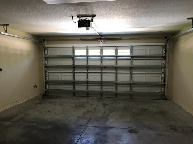 Building Photo - Beautiful 3 Bedroom 2 Bath for Rent in Spring Hill!