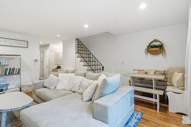 Building Photo - 382 Knapps Hwy