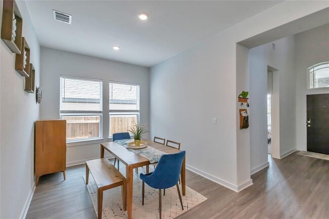 Building Photo - 563 Saturnia Dr