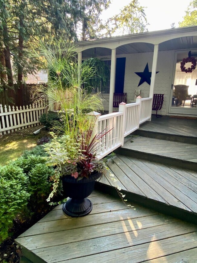 Building Photo - Home on East Bay – Impeccably Furnished Of...