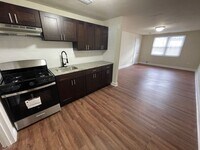 Building Photo - NEWLY RENOVATED 1 BEDROOM 1 BATHROOM APART...