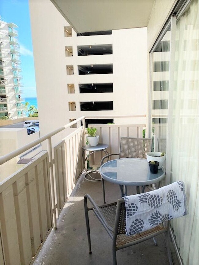 Building Photo - Studio near Waikiki Beach